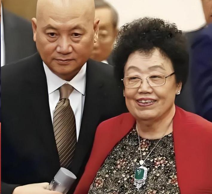 遁入空门？迟重瑞寺庙诵经，送妻后被曝皈依，百亿遗产说扔就扔