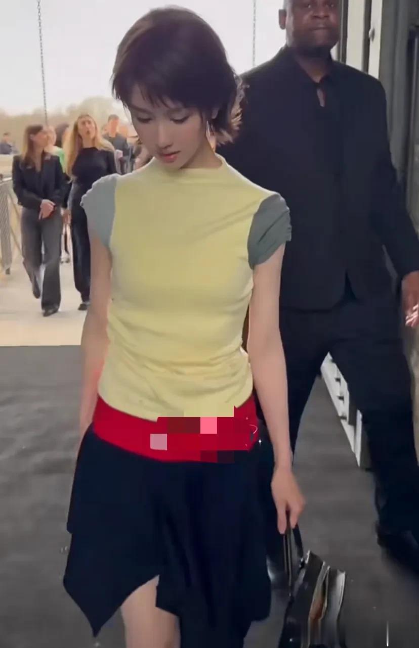 陈都灵巴黎时装周看秀,一头短发俏皮可爱,服装评价却是两极分化