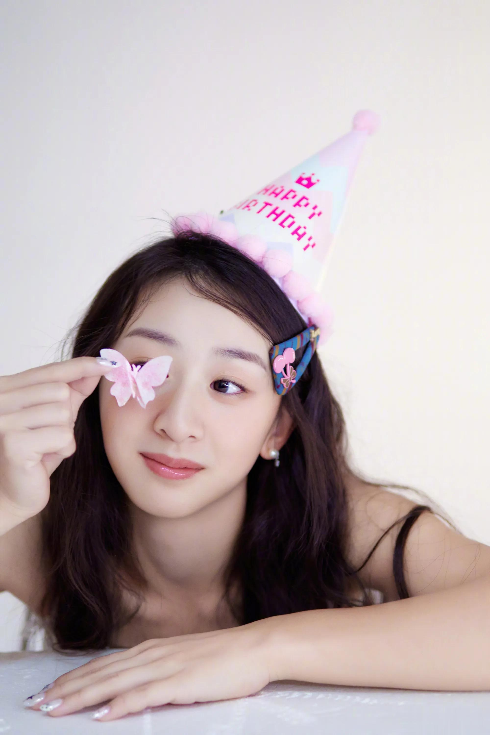田亮叶一茜晒女儿庆生写真，18岁森蝶个高又漂亮，出落成大美女啦