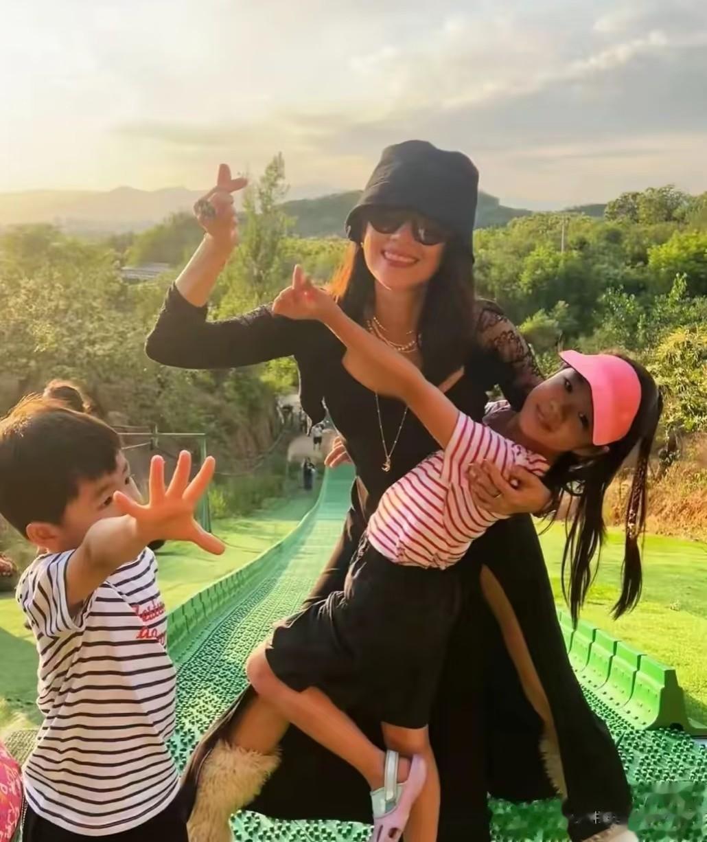 章子怡现身晚会气质100分，给人腾位置超有礼貌 ！眼神温和了很多