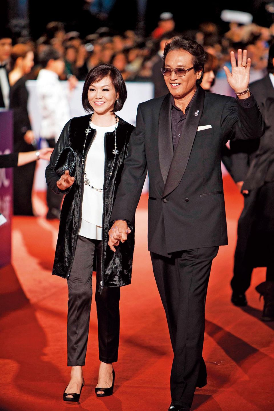 80岁秦祥林现身台湾近况曝光，满头白发风采不减，常年居住在美国