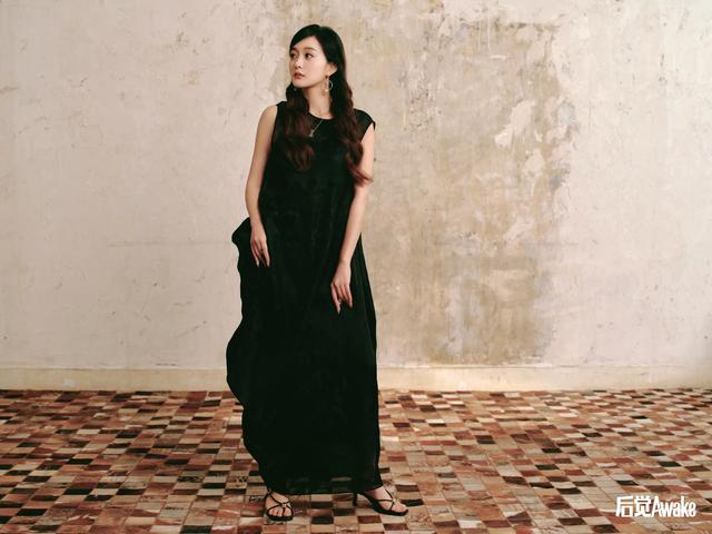 重庆，演员何泓姗，美脚丫