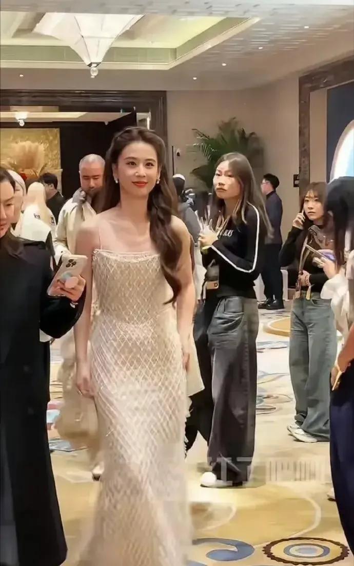 黄圣依半生归来仍是少女 难怪杨子后悔，黄圣依的花期真的是太长了 ???