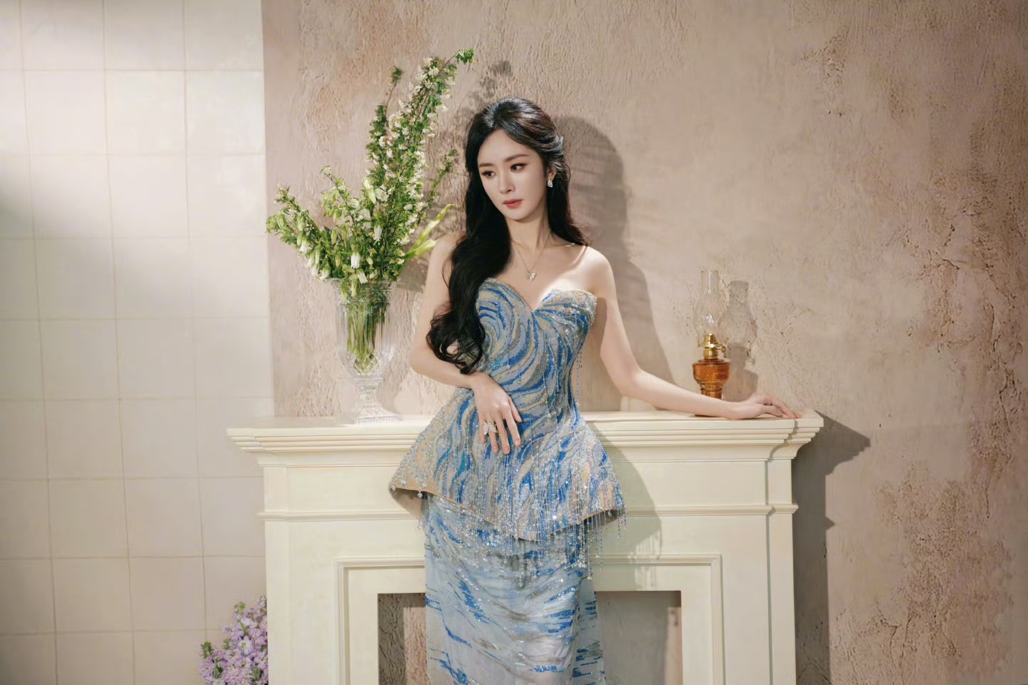 杨幂穿着抹胸长裙美到心坎里