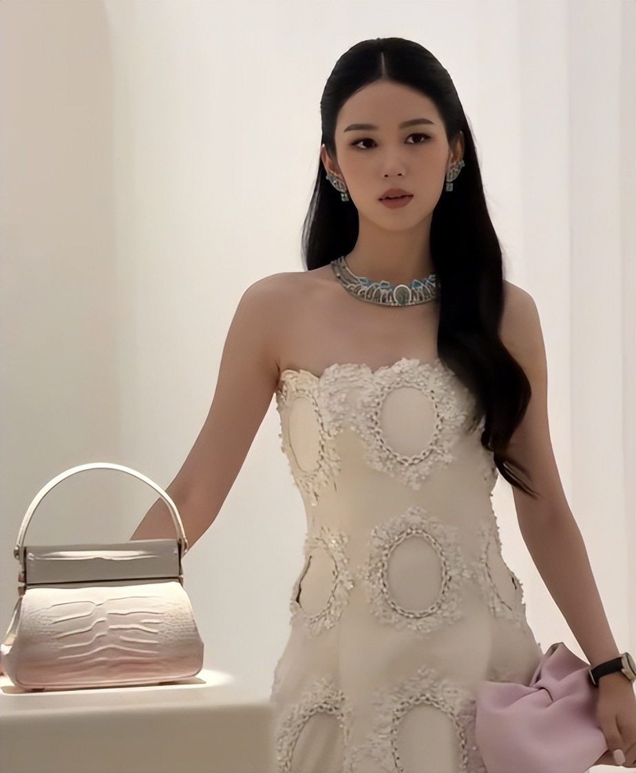 被短发的赵丽颖惊艳 不穿暴露礼服却艳压群芳 网友：林更新得避嫌了