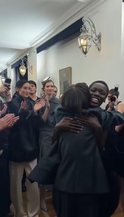 贝克汉姆妻子现身巴黎,穿西服双手插兜气场全开,好似高冷女总裁