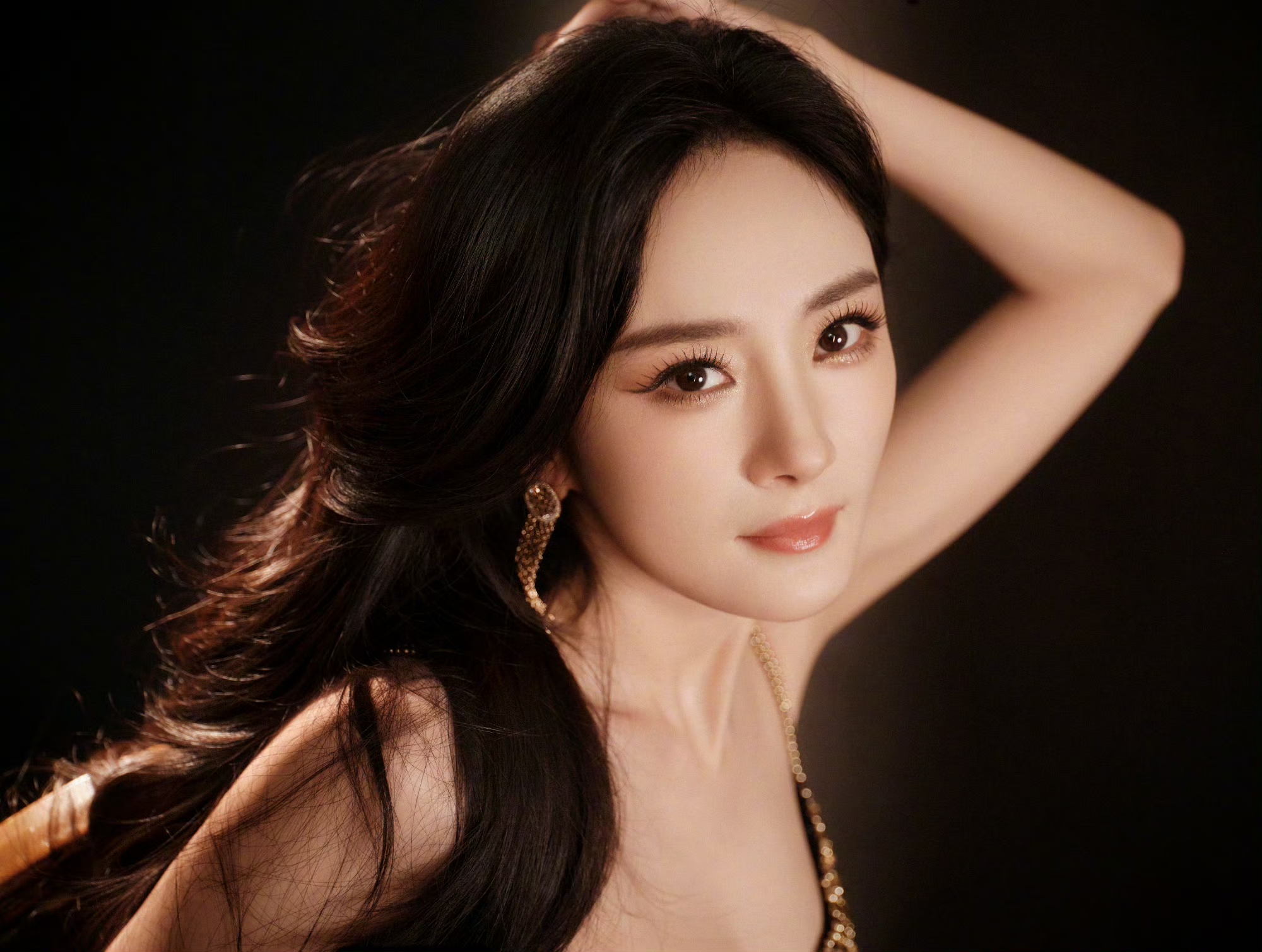 杨幂吊带裙,太亮了