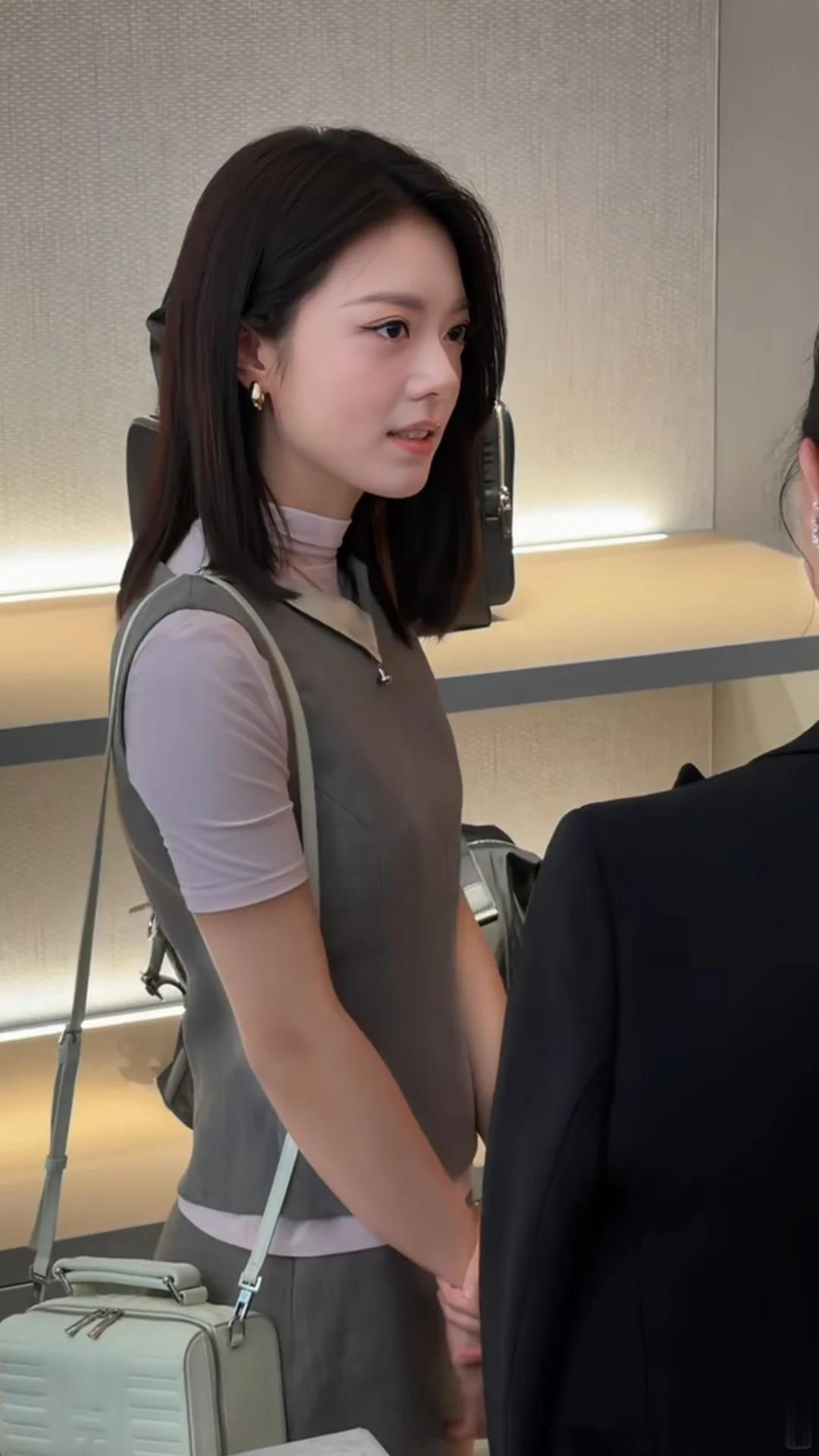 成都活动太真实！赵今麦暴瘦变成熟，钟镇涛女儿虎背熊腰没星味儿