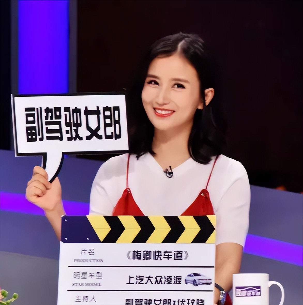 她曾是上海著名主持，和富商离婚后沦落为网红，38岁独自带娃