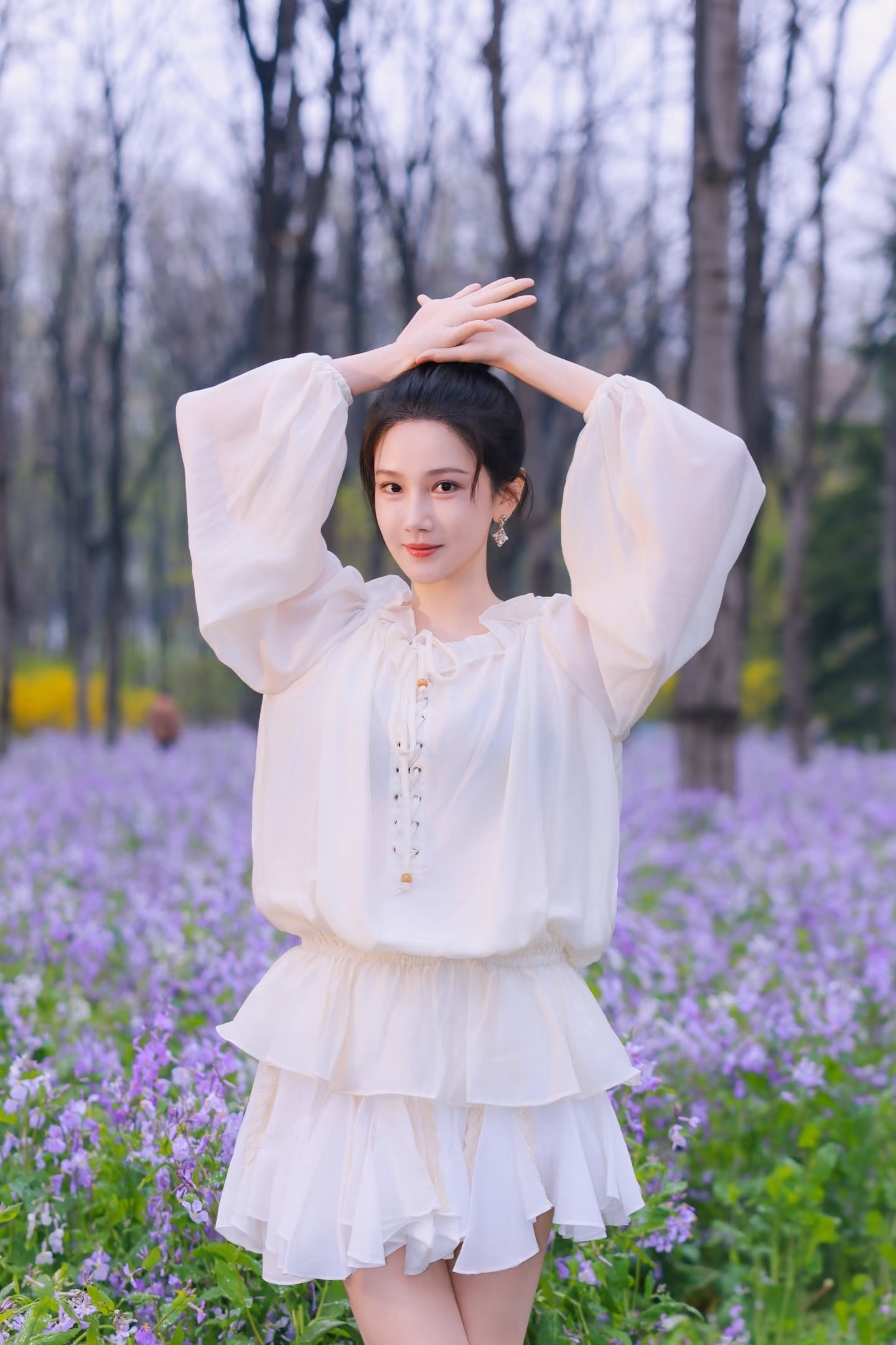 演员陈小纭穿白色短裙站在紫色花海里，娇媚动人！