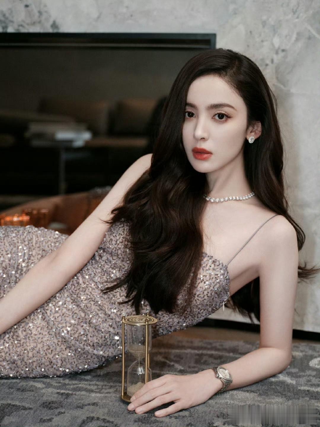 古力娜扎上海活动短裙造型,娜扎的腿又长又美