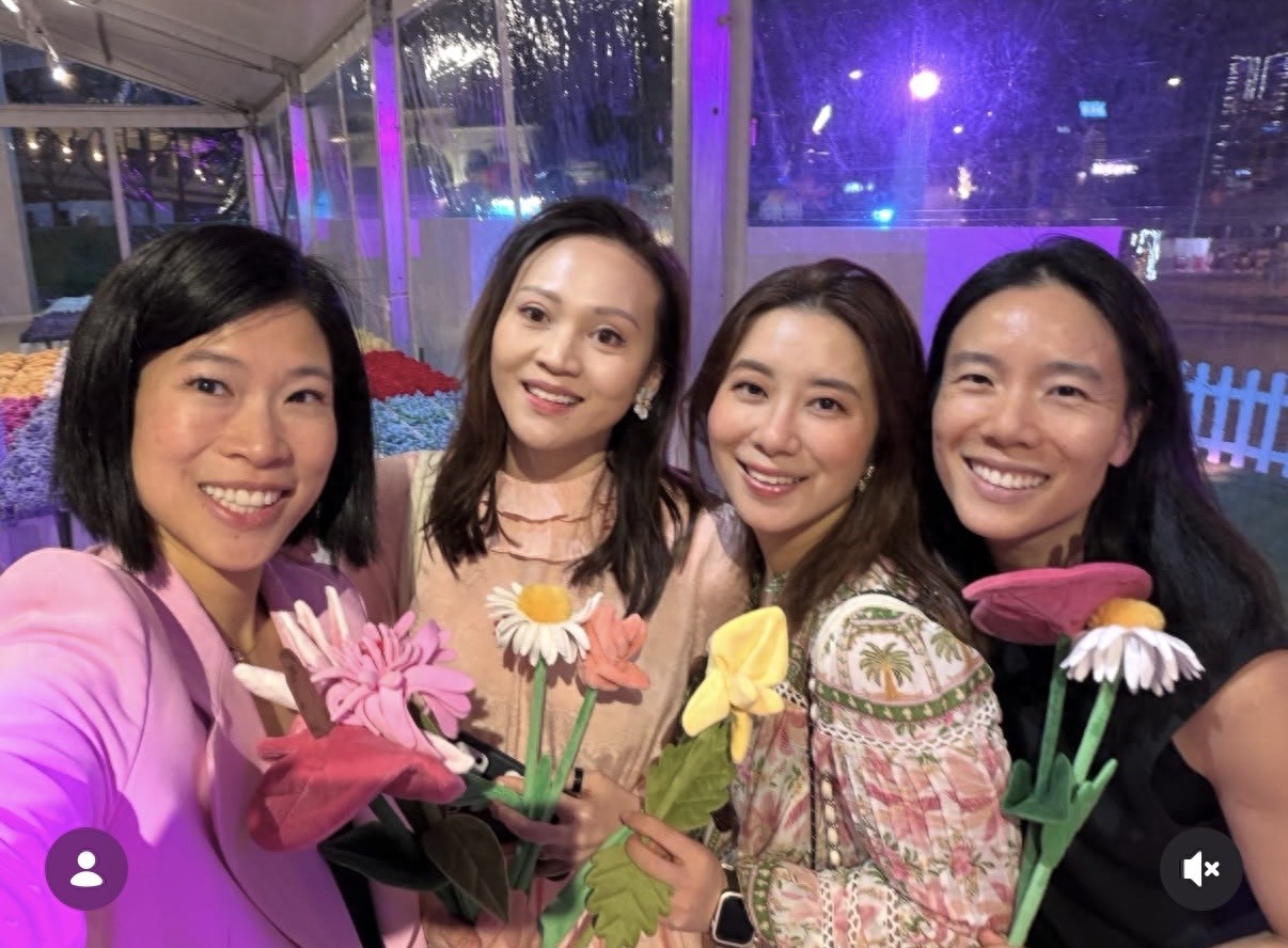 徐子淇办艺术展妹妹罕见现身，姐妹同场没合照，徐子欣低调不上镜