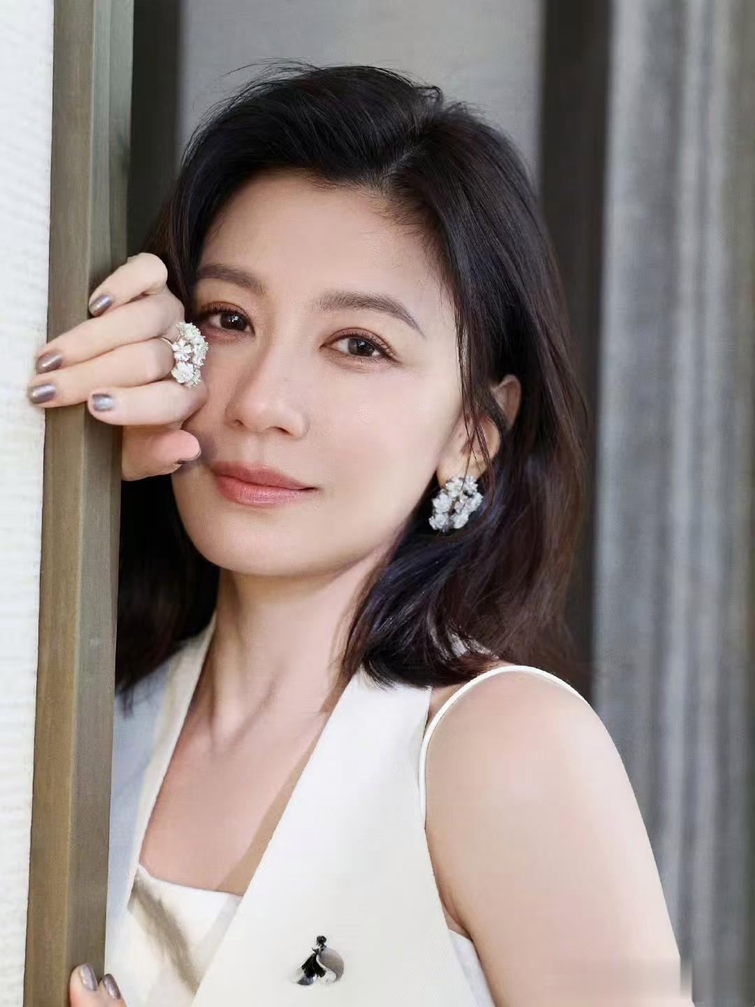 贾静雯身穿白色西装搭配高级又优雅,举手投足间尽展女神风范