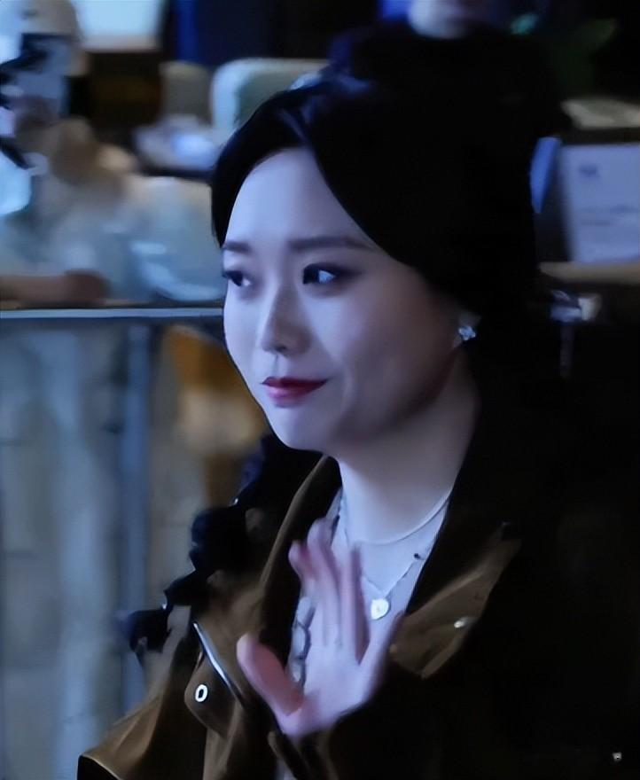 《桃花坞》新路透：方媛腿短个矮，周涛嫩成少女，贺峻霖一身高奢