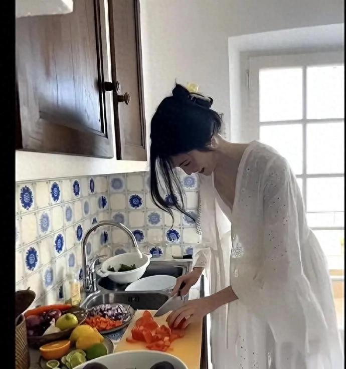 何穗居家下厨视频播放破亿，镜头前她素颜切菜，非常接地气 ???
