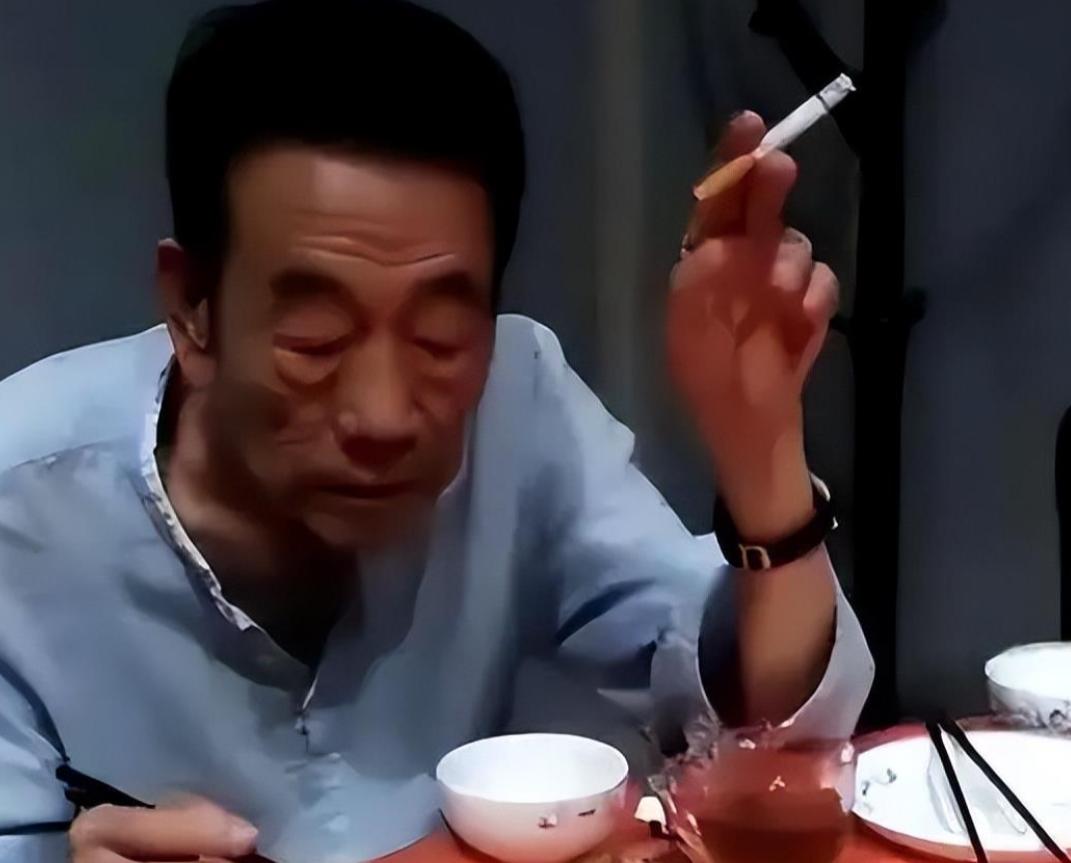 每天2包烟，顿顿8两白酒，70岁李琦跟去世前杨少华状态如出一辙