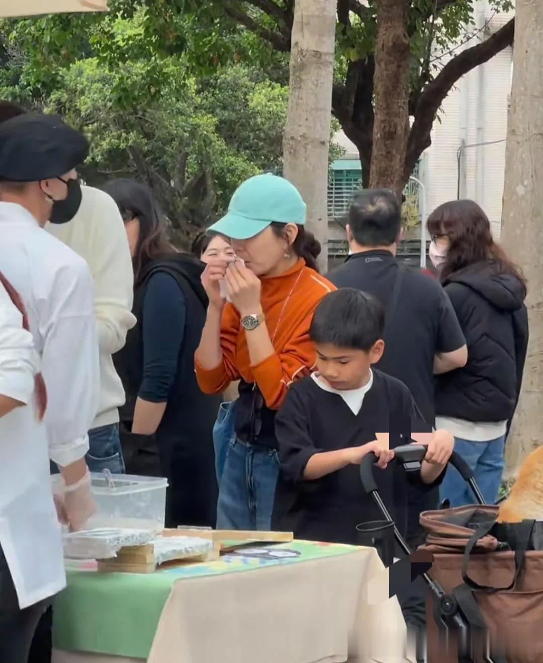 45岁陈嘉桦和老公儿子一起逛集市被偶遇，她的儿子长得好像爸爸