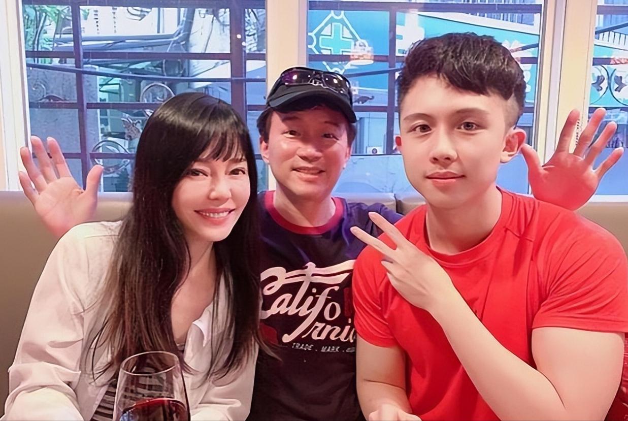 钱再多有什么用？红极一时的孙鹏夫妇，为了“魔头”儿子操碎了心