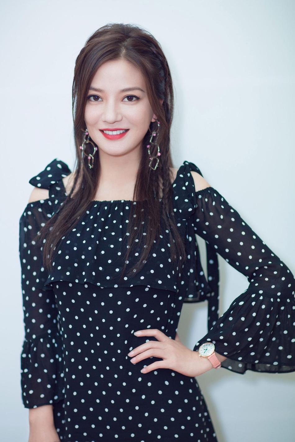 封杀4年，赵薇做梦也没想到，如今56岁哥哥竟成了自己的“救赎”