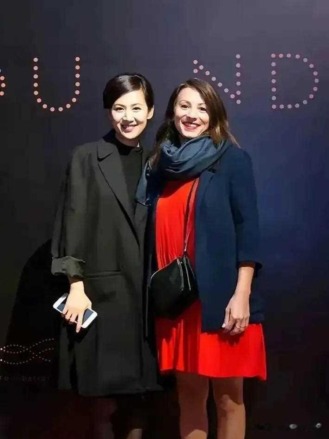 不愧是嫁给上海首富的美女主持人，54岁了还像30出头的