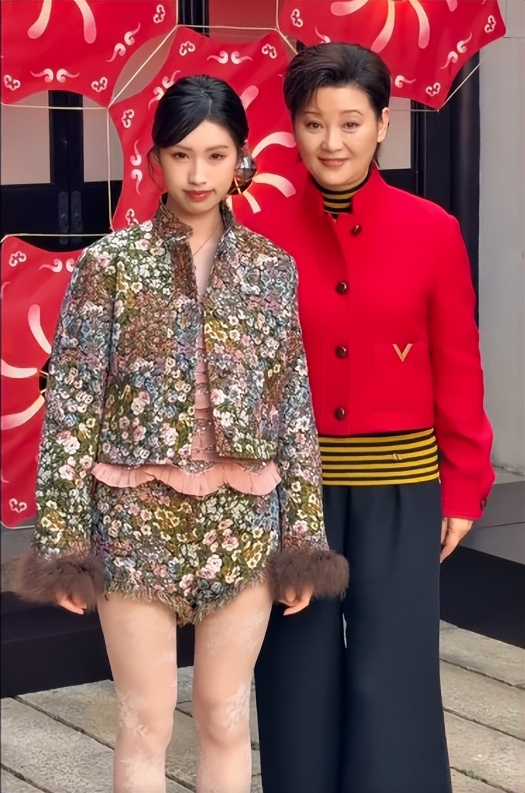 上海活动太真实！孙俪满脸褶，宋祖儿瘦成皮包骨，徐朵三角裤抢镜