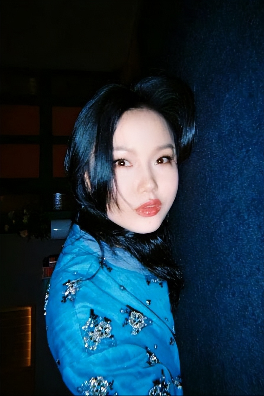 一栋豪宅几只狗，如今独居上海的黄龄，39岁未婚无子活成人间清醒