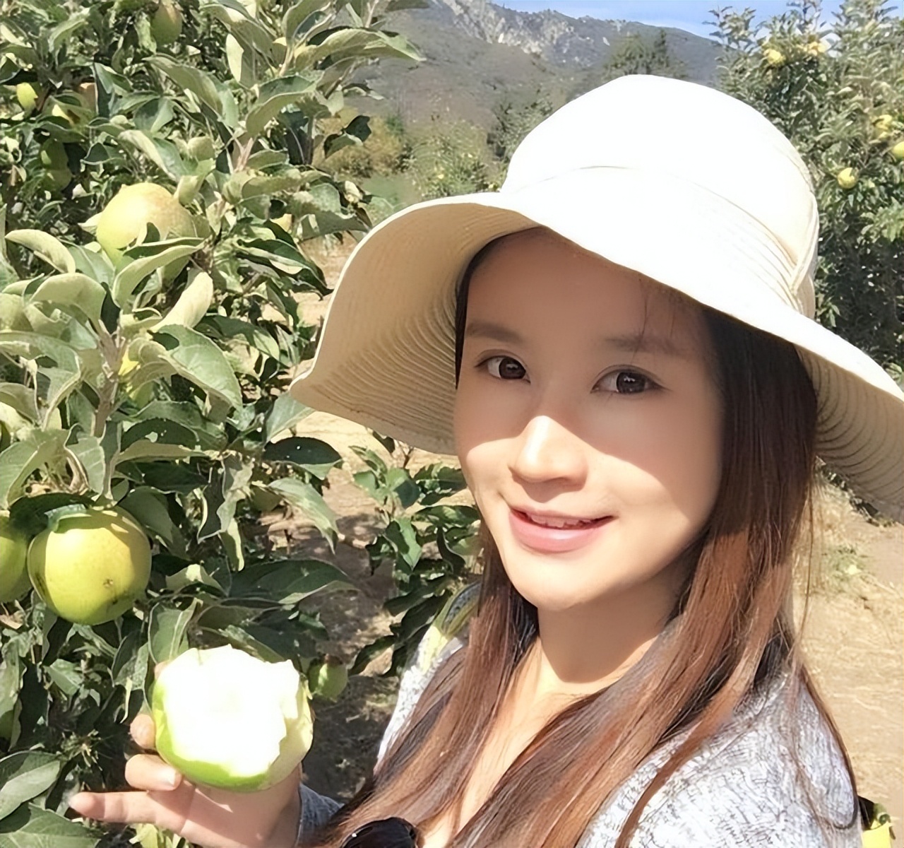 她曾是上海著名主持，和富商离婚后沦落当网红，38岁独自带娃生活
