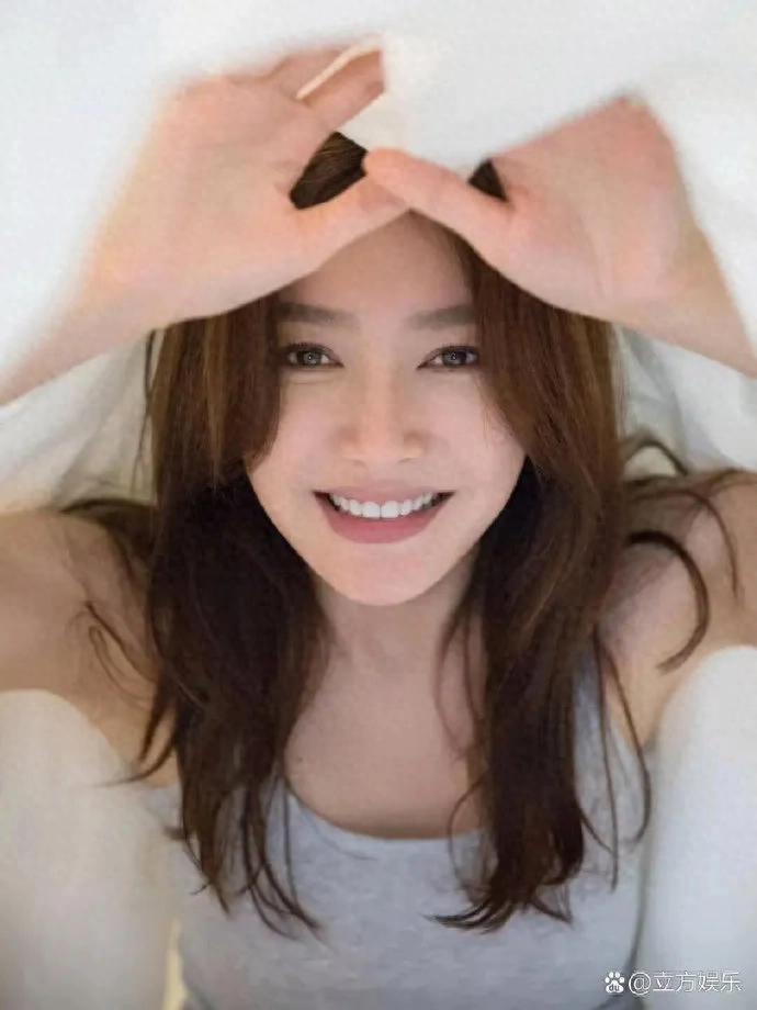 秦岚这组居家照也太绝了，慵懒又舒服，妥妥的松弛感天花板！ ???