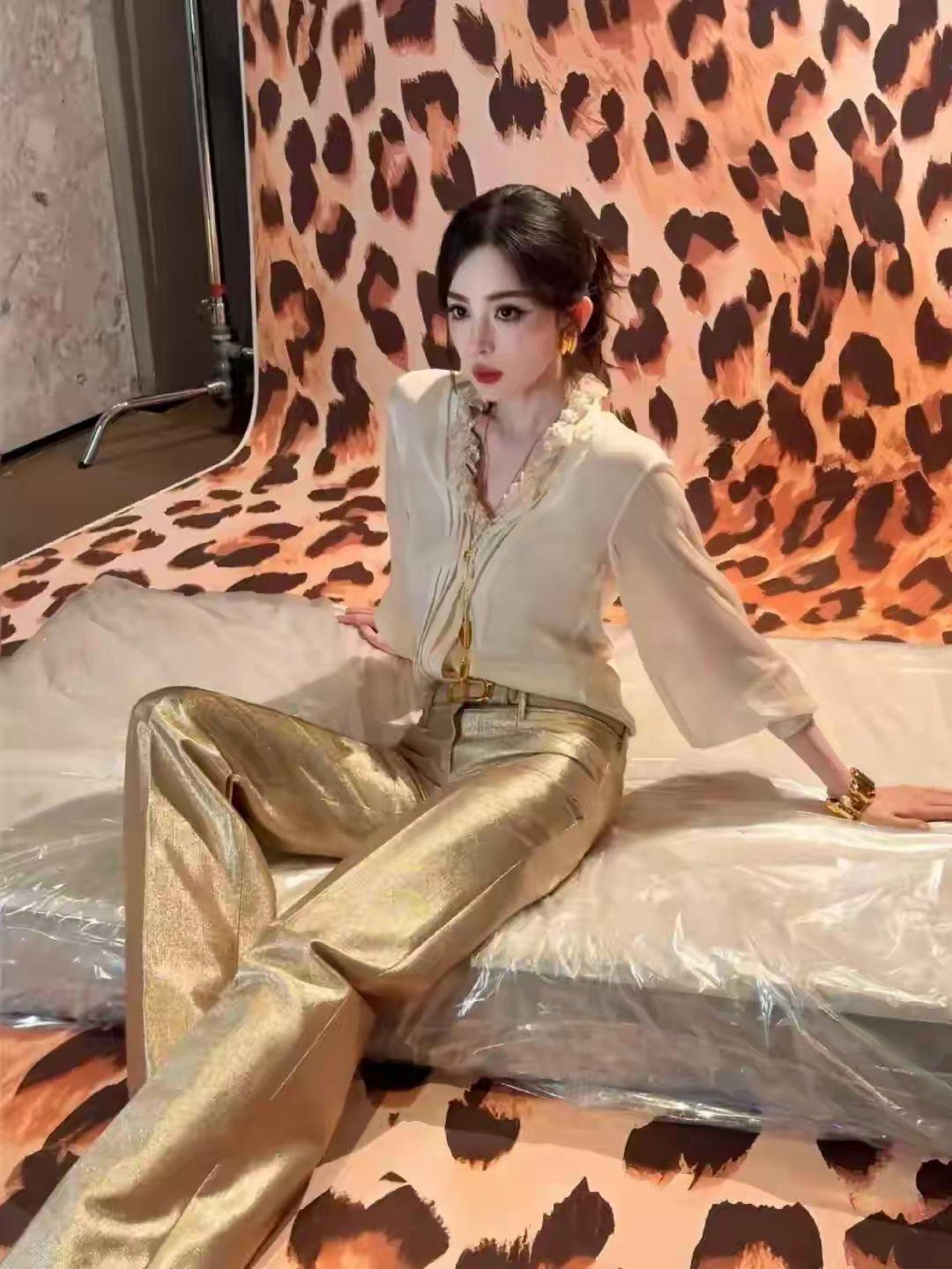 古力娜扎解锁轻奢名媛风，一袭金衣气场全开，从容状态太绝了