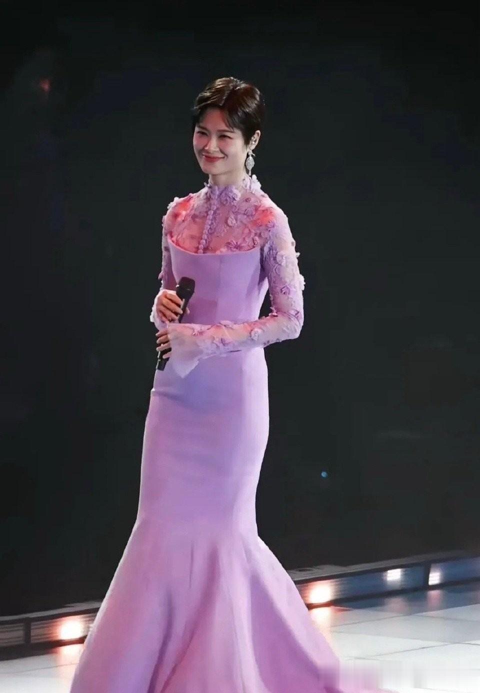 该说不说，李宇春穿裙子还是挺好看的，身材比例也很不错