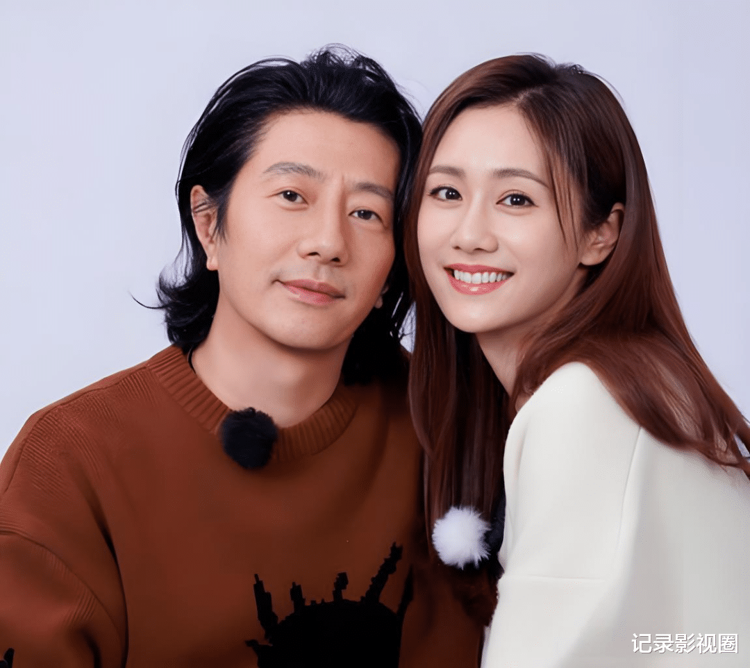 43岁刘芸近况曝光！嫁给郑钧婚姻幸福，如今15岁儿子走路姿势引发热议