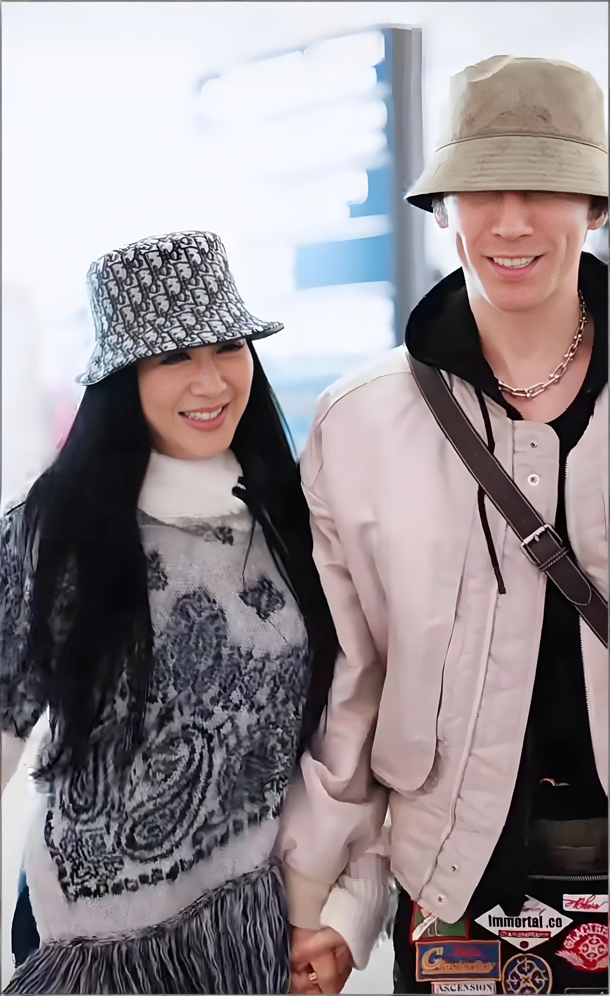 55岁钟丽缇43岁张伦硕出现在机场！钟丽缇素颜显老气，俩人像母子