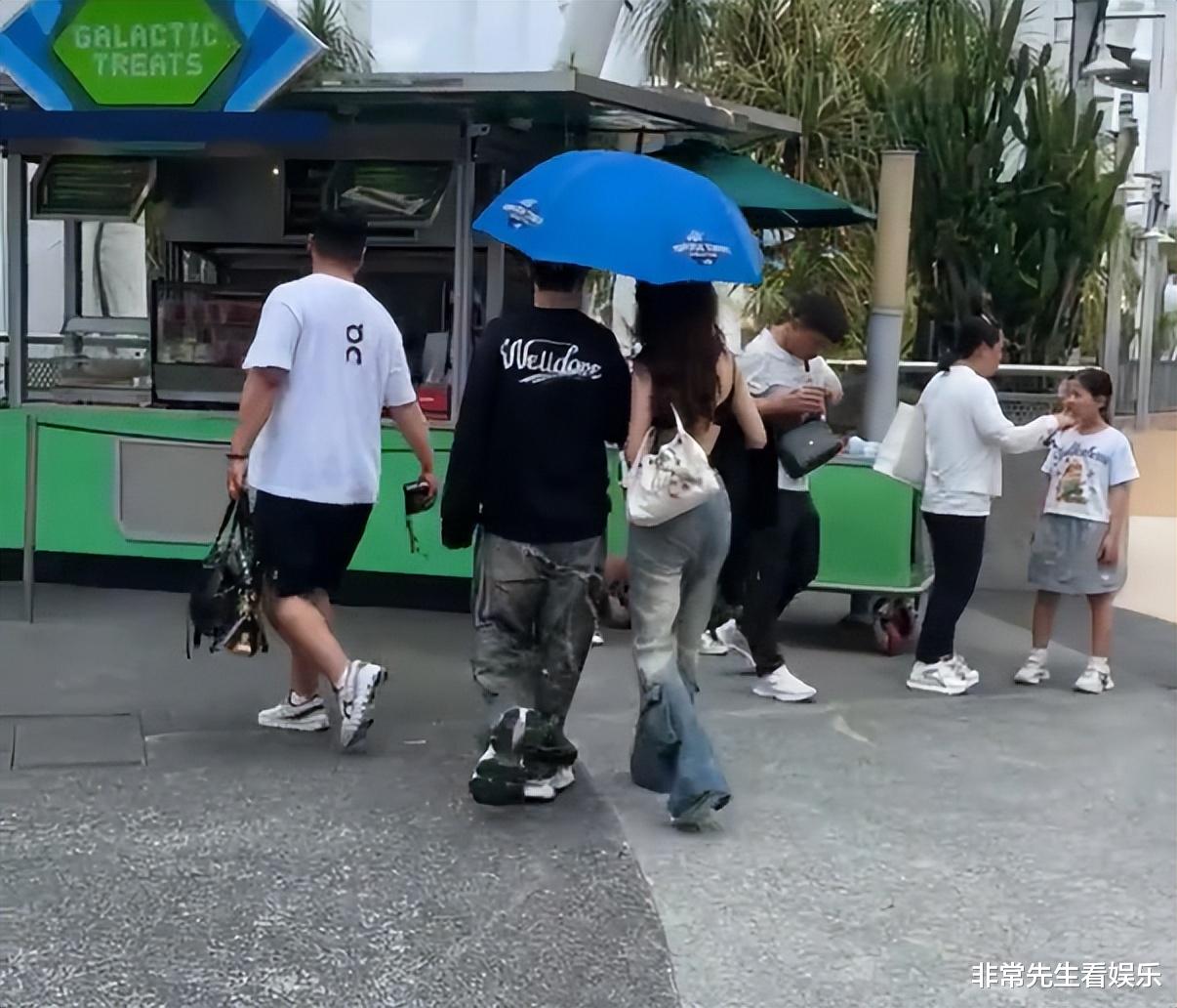 黄晓明新女友曝光，甜蜜同游新加坡，颜值身材都在线，比叶珂好看
