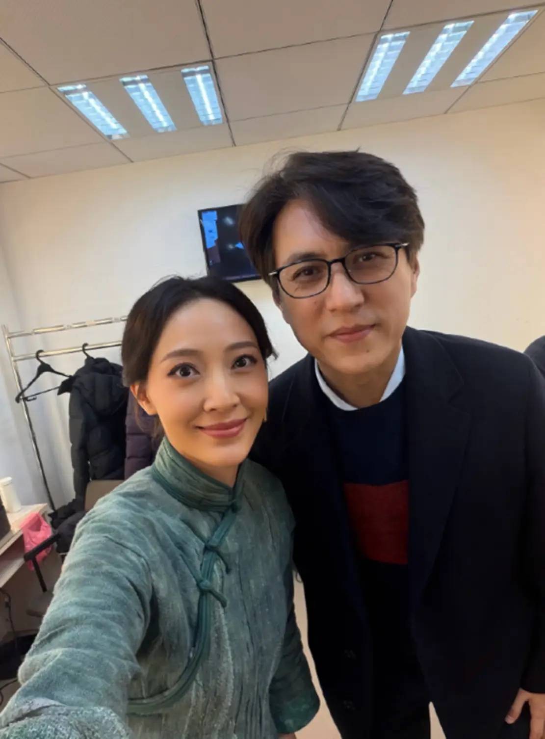 聂远首晒二胎女儿，单眼皮大眼睛萌又美像妈妈