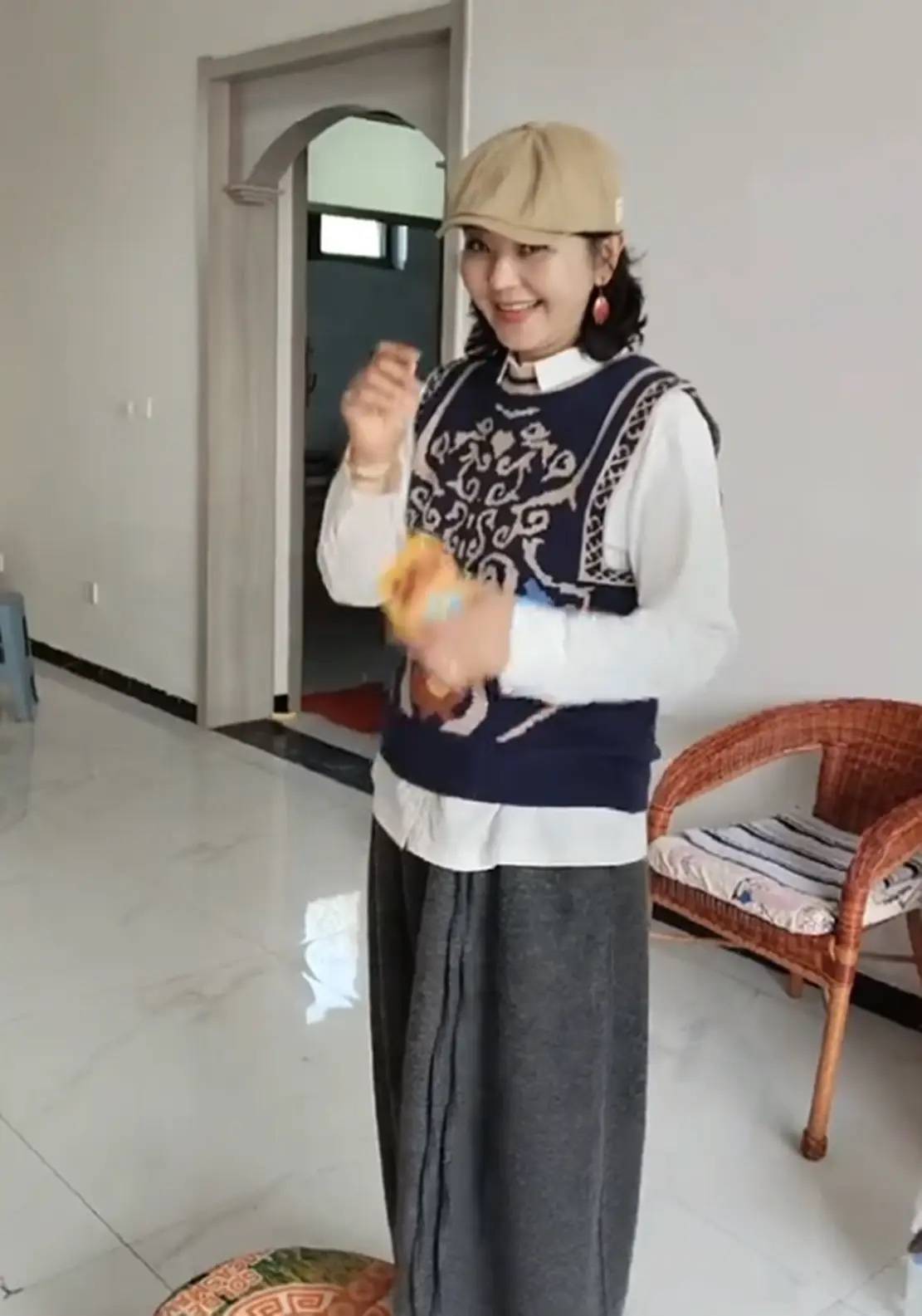 52岁方琼回行唐参加婚宴，一身文艺风穿搭很减龄