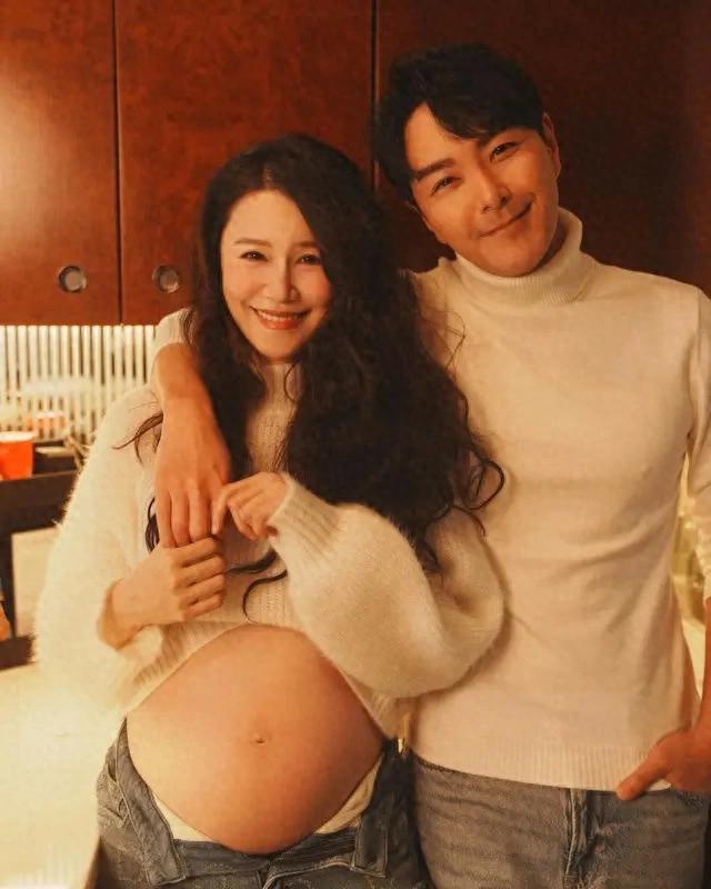 萧正楠黄翠如为儿子庆祝1岁生日，家中举办小型生日会