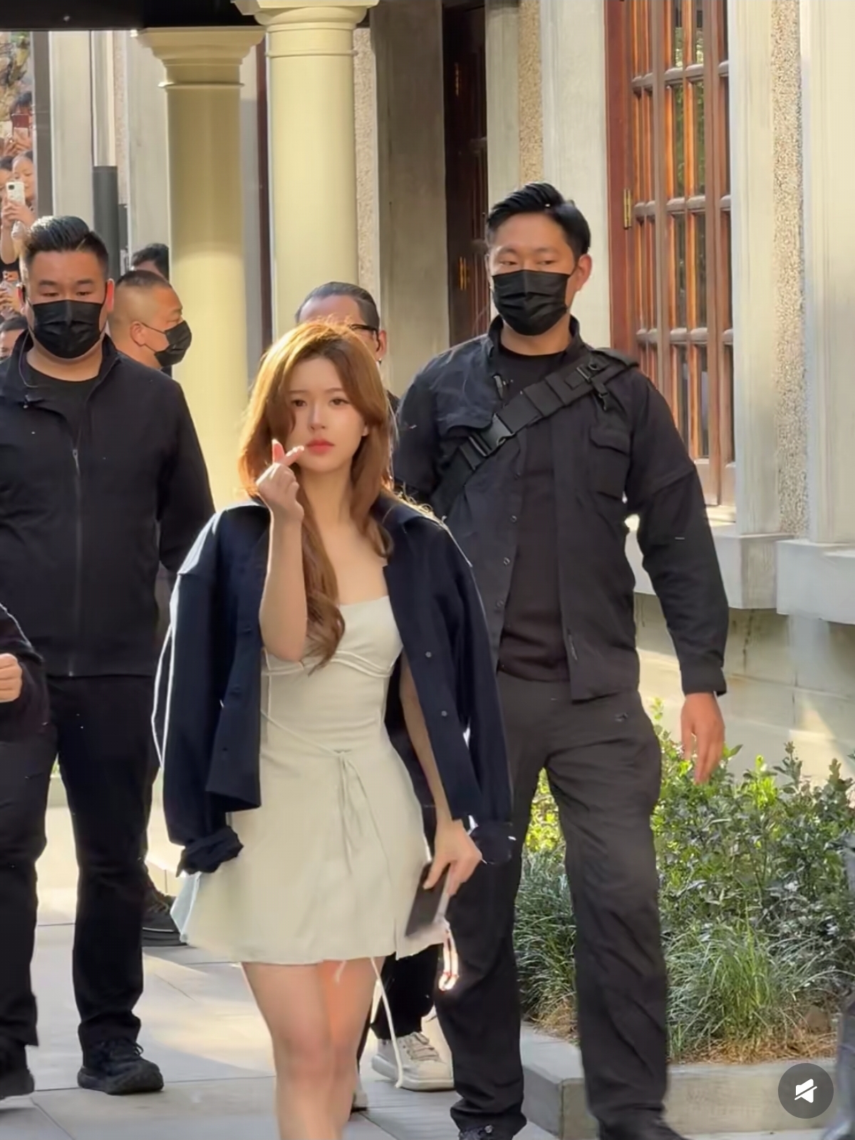 赵露思下班路透，穿白色连衣裙，身材好腿细，本人还元气满满呀！