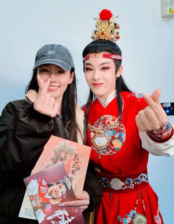 郭碧婷台北看陈丽君越剧演出!素颜油头颜值抗打,两姐妹合影好美