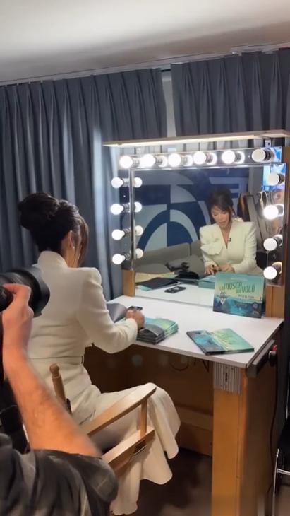 贝佐斯夫人宣传新书!穿白色时装裙,优雅贵气,首富老公发文庆贺