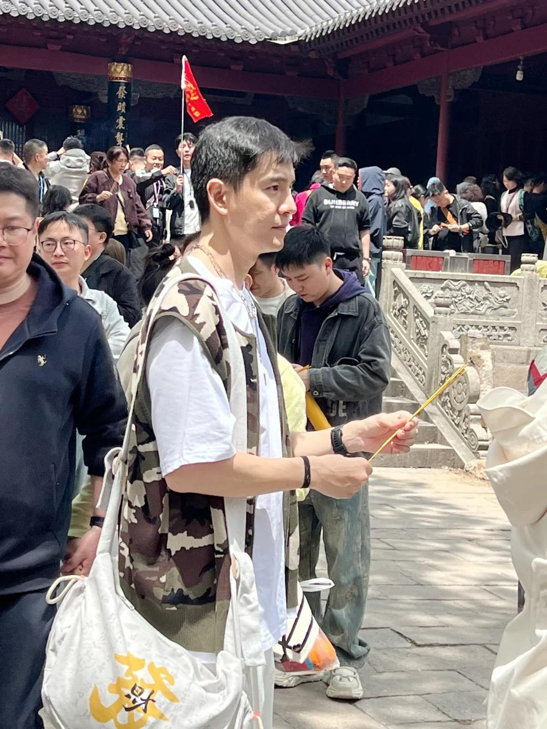 47岁小李琳两口寺庙被遇，虔诚叩拜被疑求子，小8岁老公帅的亮眼