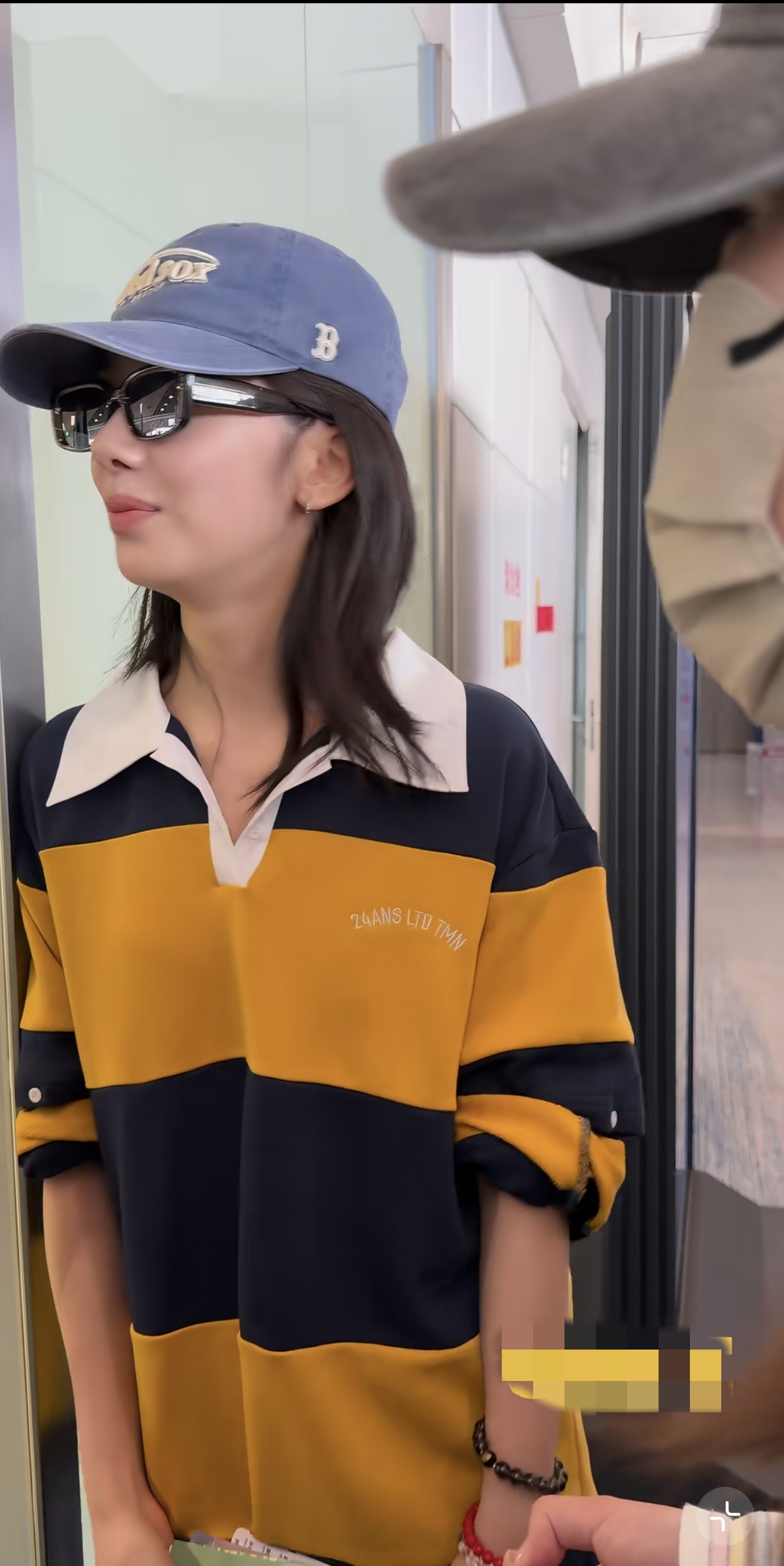 王影璐机场被偶遇到，休闲元气私服，灵动可爱少女感藏不住呀！