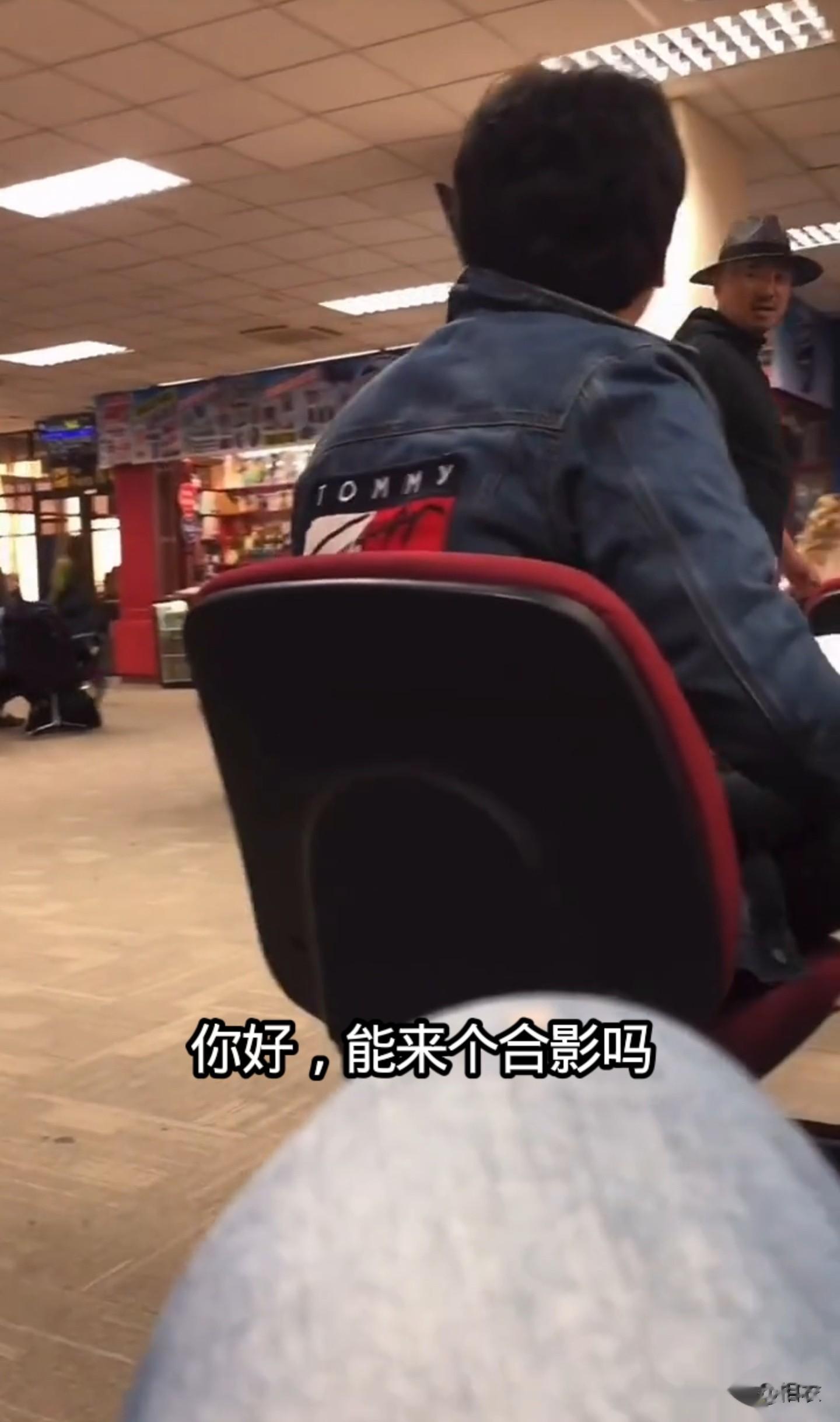 徐峥玻利维亚被偶遇，摆手拒绝合影，不让粉丝拍他，一脸不耐烦