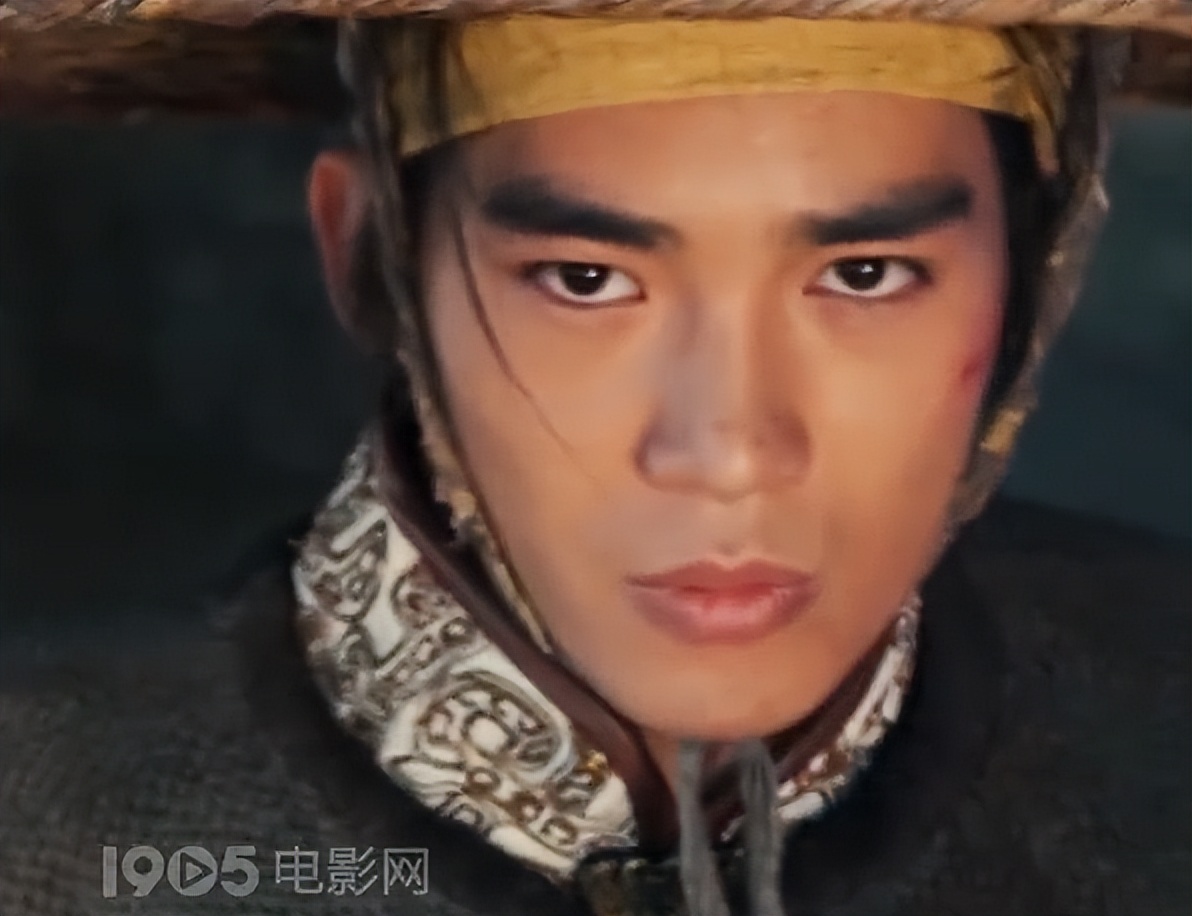 放不下精致妆容就别演将军！张凌赫一出手，就给内娱演员敲警钟