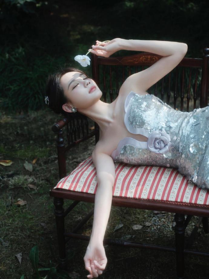 李一桐这身材比例,银色鱼尾裙简直是为她量身定制的!