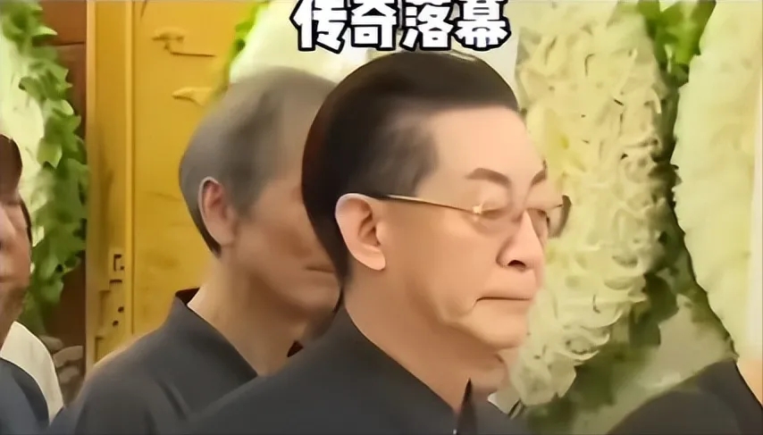 陈丽华追悼会现场！迟重瑞憔悴眼睛哭肿让人心疼，继子赵勇在旁边