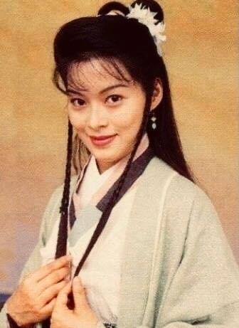 她和刘嘉玲就差了一个字，当红时退圈了，如今60岁了不打算复出