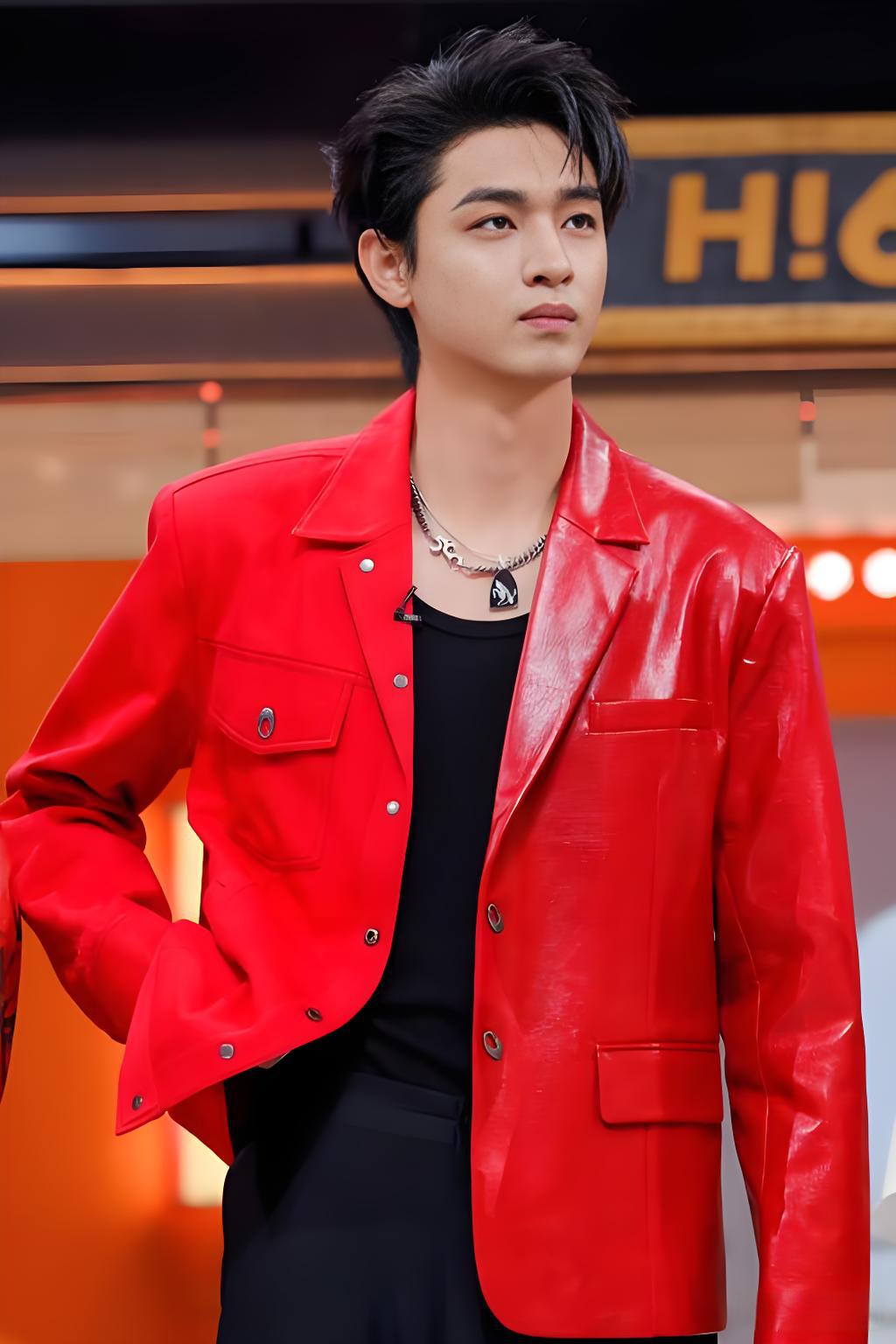 网友都在撒谎，秦霄贤不是胖了而是面相变了，少年感完全没有了