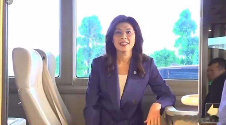 郑丽文到北京碧云寺！穿咖色风衣与蓝牛仔裤很减龄，还松弛感满满