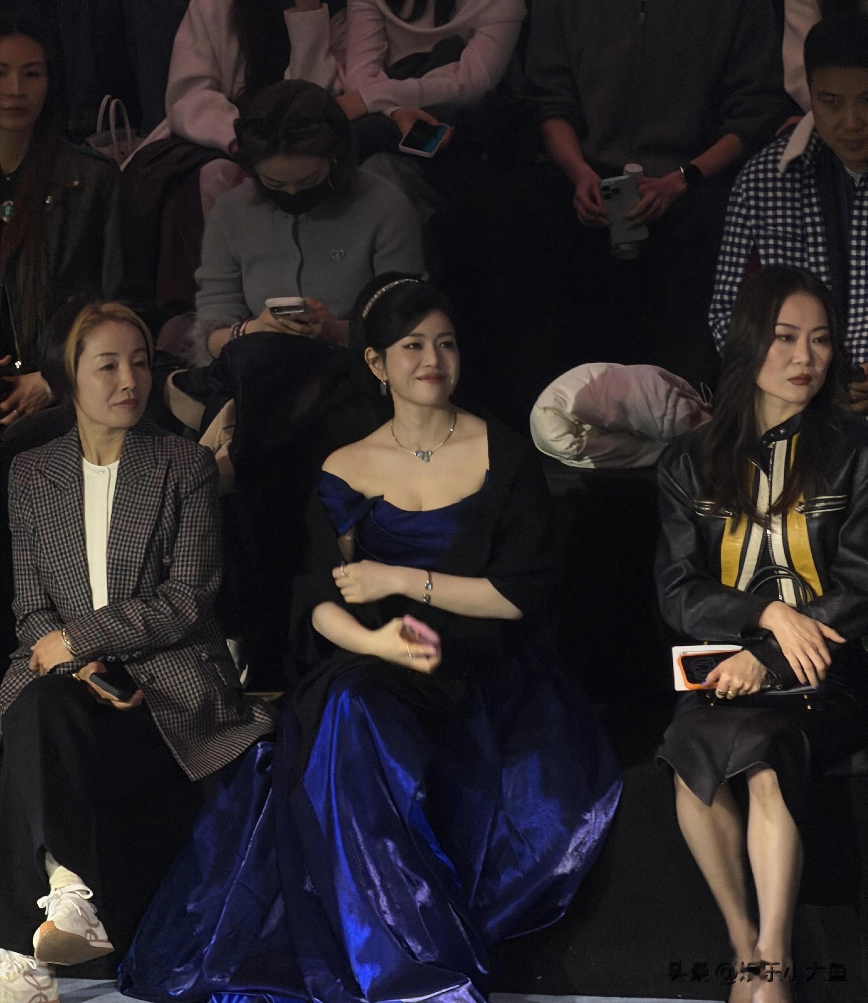 陈妍希出席芭莎发色趋势大秀，一袭蓝色抹胸开叉礼服裙好美啊