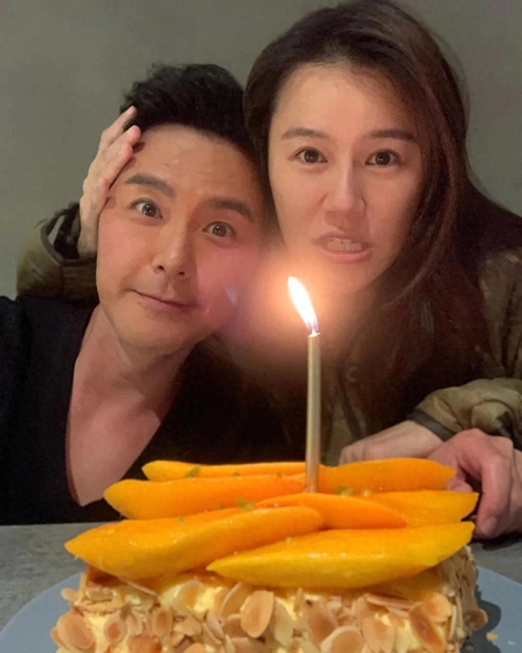 萧正楠49岁生日！太太黄翠如晒甜蜜照庆祝：萧少爷生日快乐